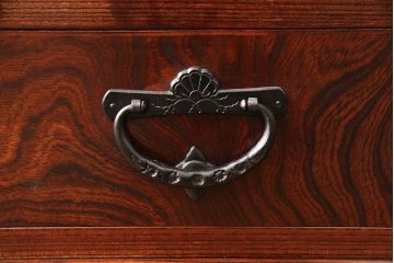 中古　美品　伝統民芸家具　迫力のある杢目が魅力的な岩谷堂箪笥サイドボード(引き出し、収納棚、キャビネット)(R-053080)
