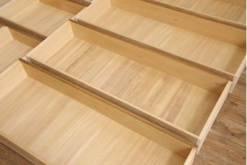 和製ビンテージ　えぞ民芸　ナラ材　上質な作り込みから職人のこだわりが感じられるチェスト(引き出し、和たんす、整理タンス、ヴィンテージ)(R-053081)