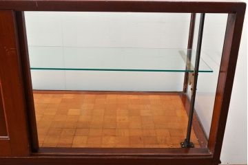 フランスアンティーク　マホガニー材　重厚感ある佇まいが目を引くガラスケース(ショーケース、カウンターテーブル、店舗什器)(R-053085)