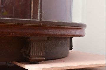 フランスアンティーク　真鍮フレーム　脚の凝ったデザインが魅力的なR型ガラスケース(ショーケース、カウンターテーブル、店舗什器)(R-053086)