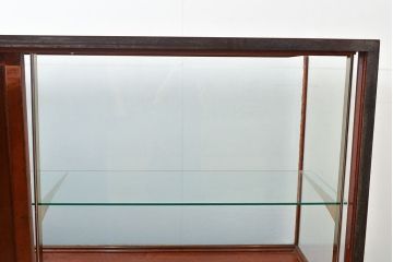 フランスアンティーク　真鍮フレーム　脚の凝ったデザインが魅力的なR型ガラスケース(ショーケース、カウンターテーブル、店舗什器)(R-053086)
