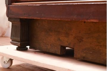 フランスアンティーク　真鍮フレーム　脚の凝ったデザインが魅力的なR型ガラスケース(ショーケース、カウンターテーブル、店舗什器)(R-053086)