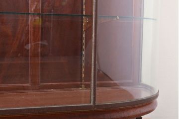 フランスアンティーク　真鍮フレーム　脚の凝ったデザインが魅力的なR型ガラスケース(ショーケース、カウンターテーブル、店舗什器)(R-053086)