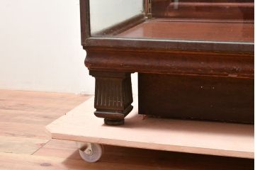フランスアンティーク　真鍮フレーム　脚の凝ったデザインが魅力的なR型ガラスケース(ショーケース、カウンターテーブル、店舗什器)(R-053086)