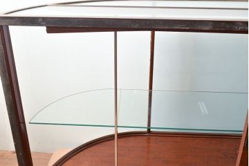 フランスアンティーク　真鍮フレーム　脚の凝ったデザインが魅力的なR型ガラスケース(ショーケース、カウンターテーブル、店舗什器)(R-053086)