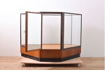 フランスアンティーク　六角形のフォルムが珍しい!フレームに真鍮が使われているガラスケース(ショーケース、店舗什器)(R-053091)