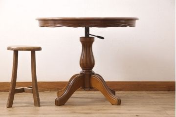 中古　イタリア製　美しい曲線のデザインが魅力的なリフティングテーブル(ダイニングテーブル、ラウンドテーブル)(R-053113)