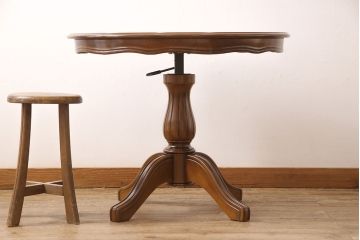 中古　イタリア製　美しい曲線のデザインが魅力的なリフティングテーブル(ダイニングテーブル、ラウンドテーブル)(R-053113)