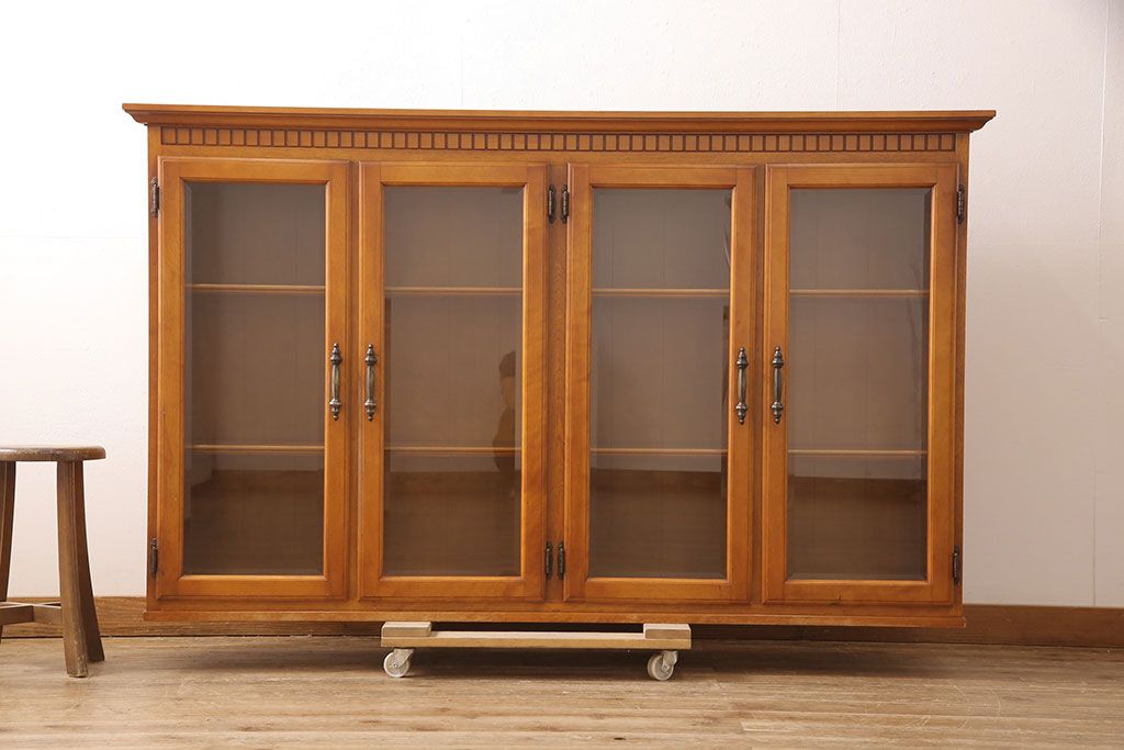 中古 横浜ダニエル(daniel) 脚(台輪)付きリメイク クラシカルな佇まいが魅力的なキャビネット(サイドボード、収納棚、戸棚)(R-053116)