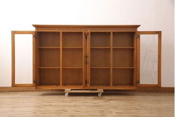 中古 横浜ダニエル(daniel) 脚(台輪)付きリメイク クラシカルな佇まいが魅力的なキャビネット(サイドボード、収納棚、戸棚)(R-053116)