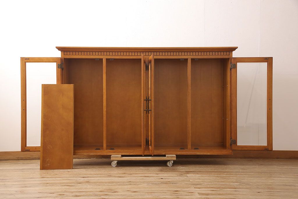 中古 横浜ダニエル(daniel) 脚(台輪)付きリメイク クラシカルな佇まいが魅力的なキャビネット(サイドボード、収納棚、戸棚)(R-053116)