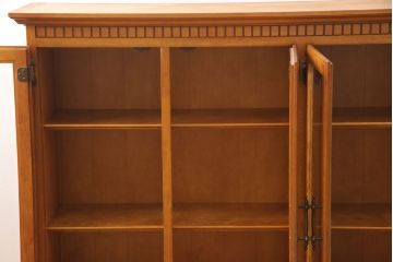 中古 横浜ダニエル(daniel) 脚(台輪)付きリメイク クラシカルな佇まいが魅力的なキャビネット(サイドボード、収納棚、戸棚)(R-053116)