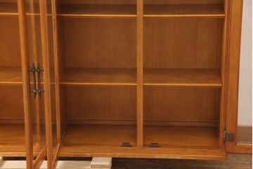 中古 横浜ダニエル(daniel) 脚(台輪)付きリメイク クラシカルな佇まいが魅力的なキャビネット(サイドボード、収納棚、戸棚)(R-053116)