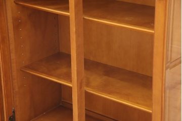 中古 横浜ダニエル(daniel) 脚(台輪)付きリメイク クラシカルな佇まいが魅力的なキャビネット(サイドボード、収納棚、戸棚)(R-053116)