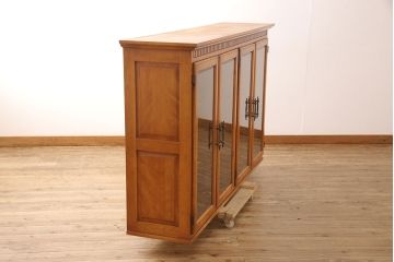 中古 横浜ダニエル(daniel) 脚(台輪)付きリメイク クラシカルな佇まいが魅力的なキャビネット(サイドボード、収納棚、戸棚)(R-053116)