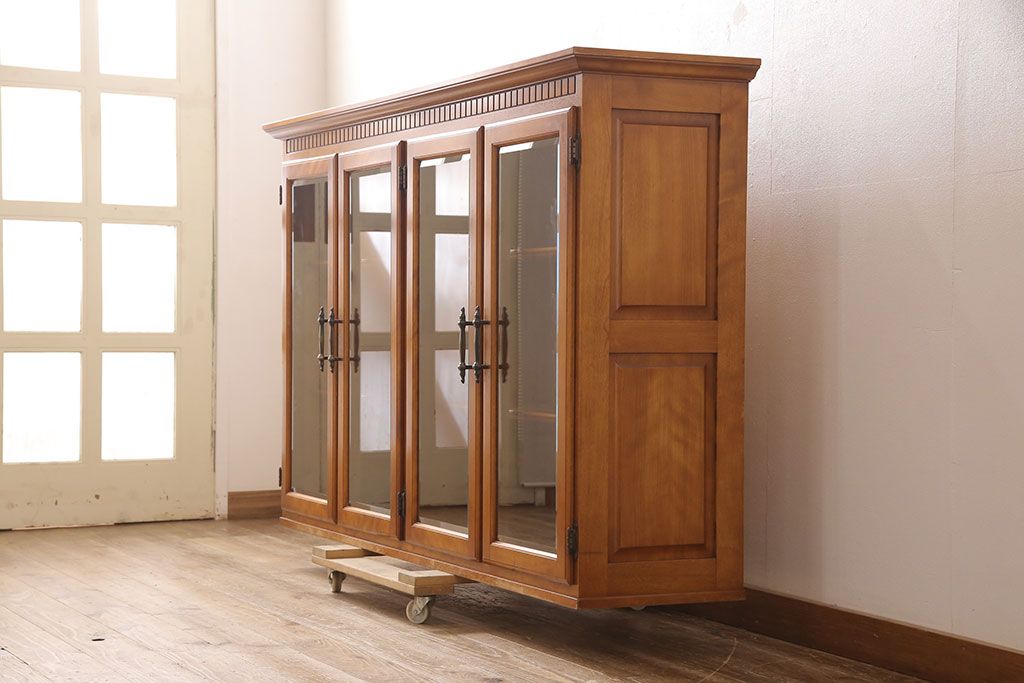 中古 横浜ダニエル(daniel) 脚(台輪)付きリメイク クラシカルな佇まいが魅力的なキャビネット(サイドボード、収納棚、戸棚)(R-053116)