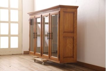 中古 横浜ダニエル(daniel) 脚(台輪)付きリメイク クラシカルな佇まいが魅力的なキャビネット(サイドボード、収納棚、戸棚)(R-053116)