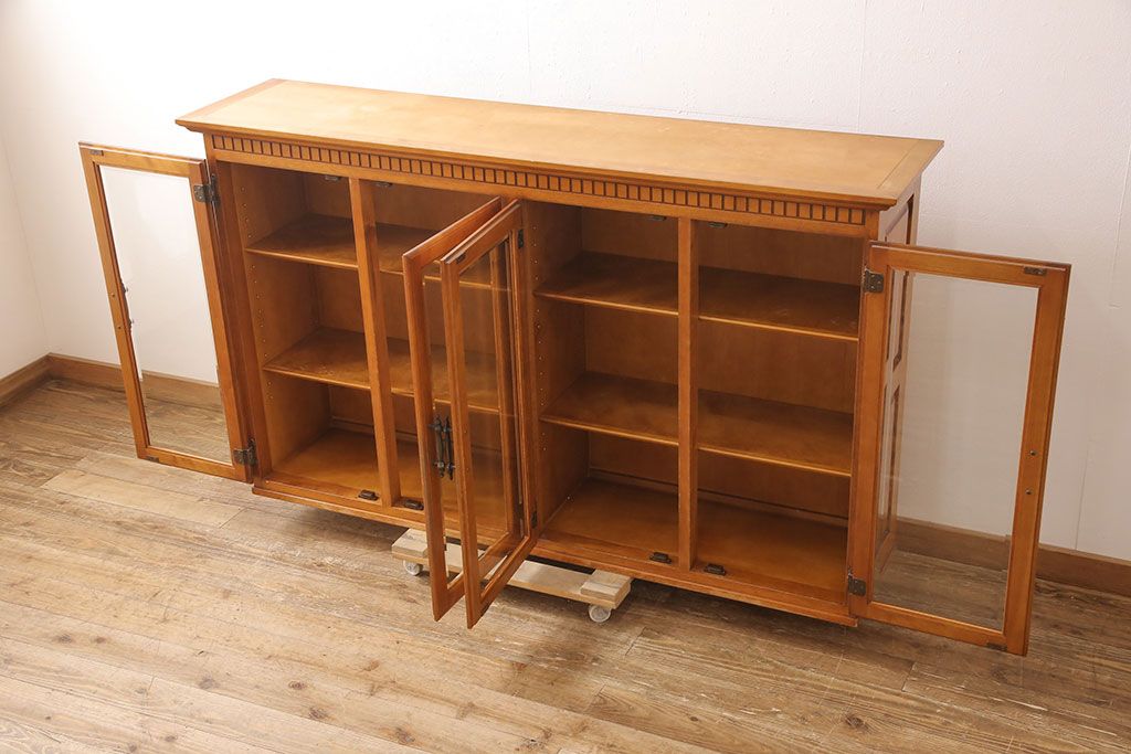 中古 横浜ダニエル(daniel) 脚(台輪)付きリメイク クラシカルな佇まいが魅力的なキャビネット(サイドボード、収納棚、戸棚)(R-053116)