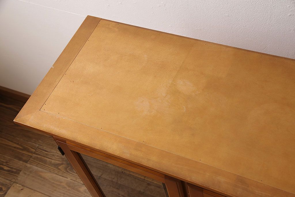 中古 横浜ダニエル(daniel) 脚(台輪)付きリメイク クラシカルな佇まいが魅力的なキャビネット(サイドボード、収納棚、戸棚)(R-053116)