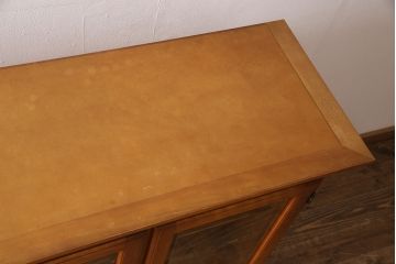 中古 横浜ダニエル(daniel) 脚(台輪)付きリメイク クラシカルな佇まいが魅力的なキャビネット(サイドボード、収納棚、戸棚)(R-053116)