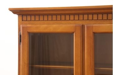 中古 横浜ダニエル(daniel) 脚(台輪)付きリメイク クラシカルな佇まいが魅力的なキャビネット(サイドボード、収納棚、戸棚)(R-053116)