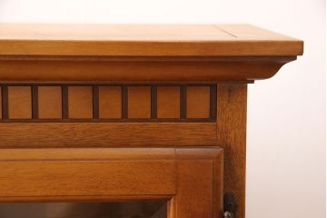 中古 横浜ダニエル(daniel) 脚(台輪)付きリメイク クラシカルな佇まいが魅力的なキャビネット(サイドボード、収納棚、戸棚)(R-053116)