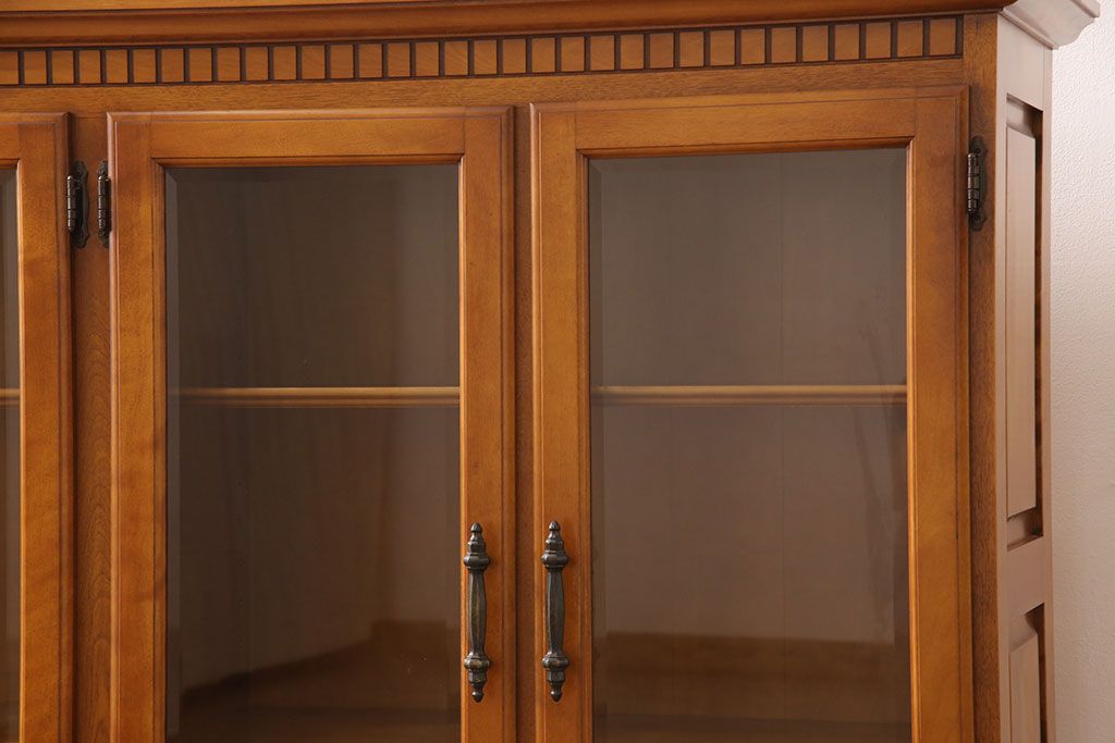 中古 横浜ダニエル(daniel) 脚(台輪)付きリメイク クラシカルな佇まいが魅力的なキャビネット(サイドボード、収納棚、戸棚)(R-053116)