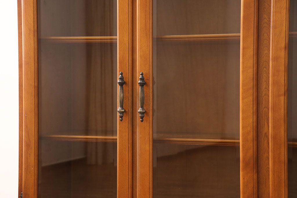 中古 横浜ダニエル(daniel) 脚(台輪)付きリメイク クラシカルな佇まいが魅力的なキャビネット(サイドボード、収納棚、戸棚)(R-053116)