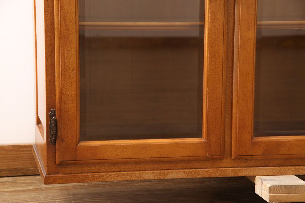 中古 横浜ダニエル(daniel) 脚(台輪)付きリメイク クラシカルな佇まいが魅力的なキャビネット(サイドボード、収納棚、戸棚)(R-053116)