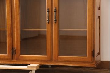 中古　横浜ダニエル(daniel)　脚(台輪)付きリメイク　クラシカルな佇まいが魅力的なキャビネット(サイドボード、収納棚、戸棚)(R-053116)