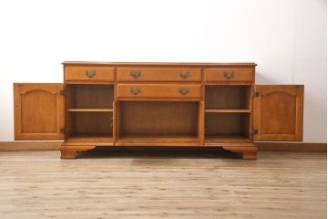 中古　横浜ダニエル(daniel)　天板リメイク　クラシカルな佇まいが目を引くサイドボード(キャビネット、リビングボード、収納棚)(R-053117)