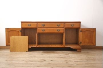 中古　横浜ダニエル(daniel)　天板リメイク　クラシカルな佇まいが目を引くサイドボード(キャビネット、リビングボード、収納棚)(R-053117)
