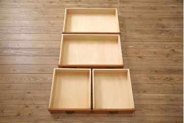 中古　横浜ダニエル(daniel)　天板リメイク　クラシカルな佇まいが目を引くサイドボード(キャビネット、リビングボード、収納棚)(R-053117)