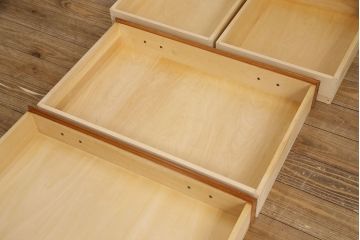 中古　横浜ダニエル(daniel)　天板リメイク　クラシカルな佇まいが目を引くサイドボード(キャビネット、リビングボード、収納棚)(R-053117)