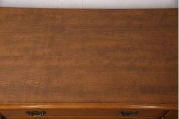 中古　横浜ダニエル(daniel)　天板リメイク　クラシカルな佇まいが目を引くサイドボード(キャビネット、リビングボード、収納棚)(R-053117)
