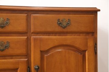 中古　横浜ダニエル(daniel)　天板リメイク　クラシカルな佇まいが目を引くサイドボード(キャビネット、リビングボード、収納棚)(R-053117)