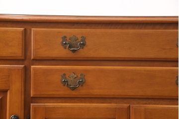 中古　横浜ダニエル(daniel)　天板リメイク　クラシカルな佇まいが目を引くサイドボード(キャビネット、リビングボード、収納棚)(R-053117)