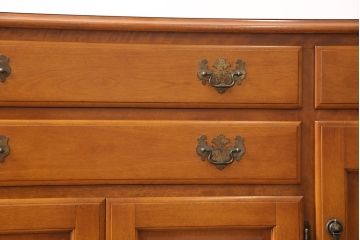 中古　横浜ダニエル(daniel)　天板リメイク　クラシカルな佇まいが目を引くサイドボード(キャビネット、リビングボード、収納棚)(R-053117)