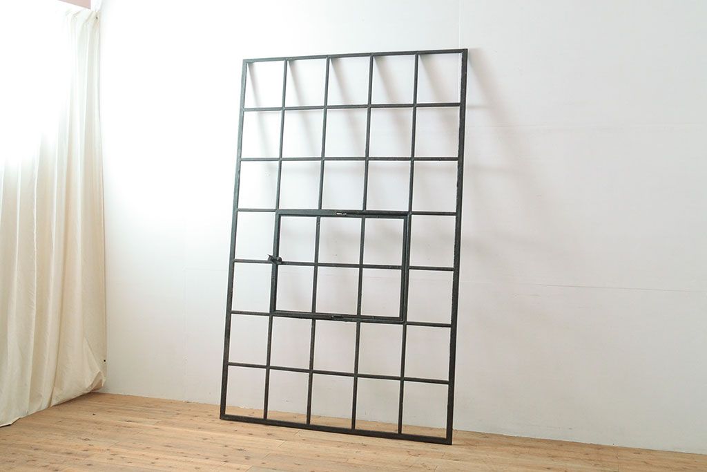 フランスアンティーク　鋳物　レア品!小窓が付いた珍しいデザインが魅力の格子(格子窓、明り取り、明かり取り、建具、ディスプレイ)(R-053119)