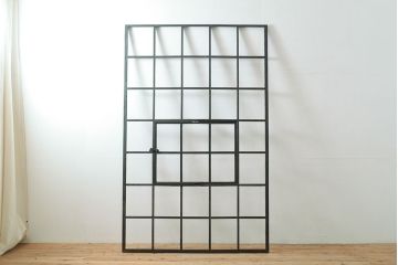 フランスアンティーク　鋳物　レア品!小窓が付いた珍しいデザインが魅力の格子(格子窓、明り取り、明かり取り、建具、ディスプレイ)(R-053119)