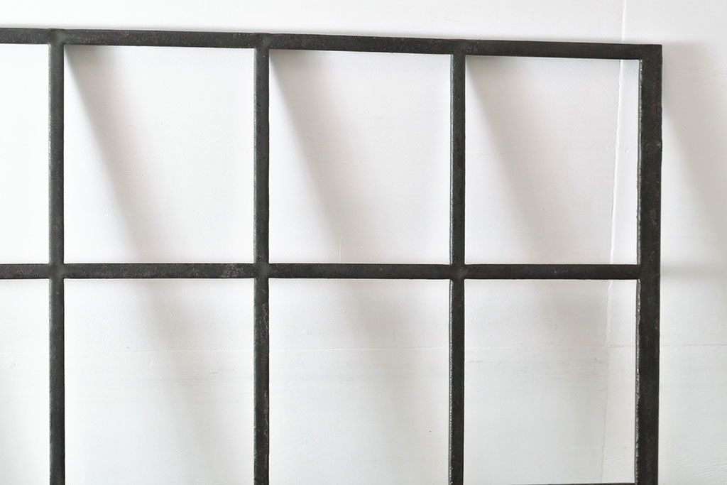 フランスアンティーク　鋳物　レア品!小窓が付いた珍しいデザインが魅力の格子(格子窓、明り取り、明かり取り、建具、ディスプレイ)(R-053119)