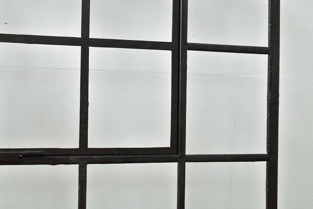 フランスアンティーク　鋳物　レア品!小窓が付いた珍しいデザインが魅力の格子(格子窓、明り取り、明かり取り、建具、ディスプレイ)(R-053119)