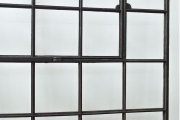 フランスアンティーク　鋳物　レア品!小窓が付いた珍しいデザインが魅力の格子(格子窓、明り取り、明かり取り、建具、ディスプレイ)(R-053119)