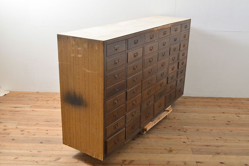 和製アンティーク　前面ナラ材　48杯　ネームプレート付き　収納力抜群!レトロな佇まいが魅力的なチェスト(引き出し、サイドボード)(R-053125)