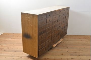 和製アンティーク　前面ナラ材　48杯　ネームプレート付き　収納力抜群!レトロな佇まいが魅力的なチェスト(引き出し、サイドボード)(R-053125)