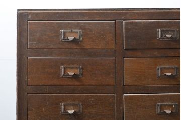 和製アンティーク　前面ナラ材　48杯　ネームプレート付き　収納力抜群!レトロな佇まいが魅力的なチェスト(引き出し、サイドボード)(R-053125)