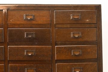 和製アンティーク　前面ナラ材　48杯　ネームプレート付き　収納力抜群!レトロな佇まいが魅力的なチェスト(引き出し、サイドボード)(R-053125)