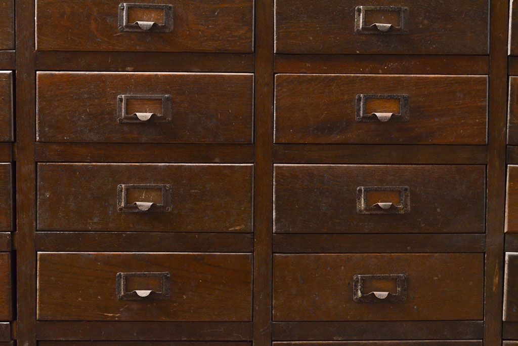 和製アンティーク　前面ナラ材　48杯　ネームプレート付き　収納力抜群!レトロな佇まいが魅力的なチェスト(引き出し、サイドボード)(R-053125)