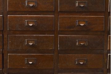 和製アンティーク　前面ナラ材　48杯　ネームプレート付き　収納力抜群!レトロな佇まいが魅力的なチェスト(引き出し、サイドボード)(R-053125)