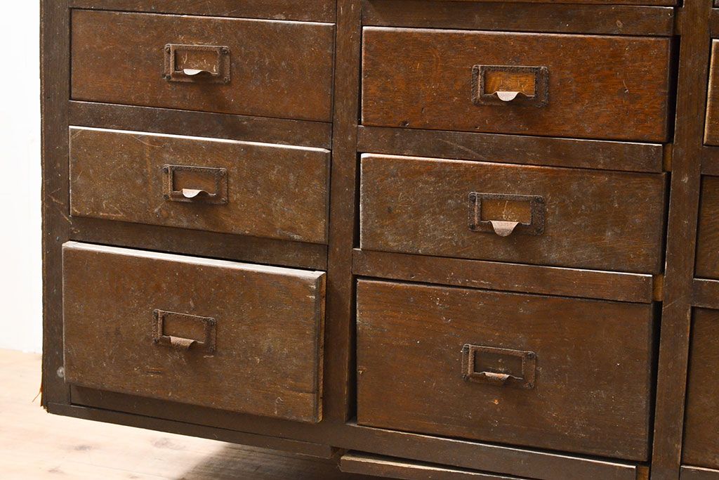 和製アンティーク　前面ナラ材　48杯　ネームプレート付き　収納力抜群!レトロな佇まいが魅力的なチェスト(引き出し、サイドボード)(R-053125)